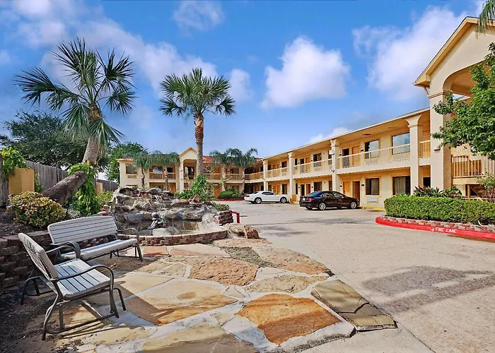 Super 8 By Wyndham Houston Hobby Airport South Hotel